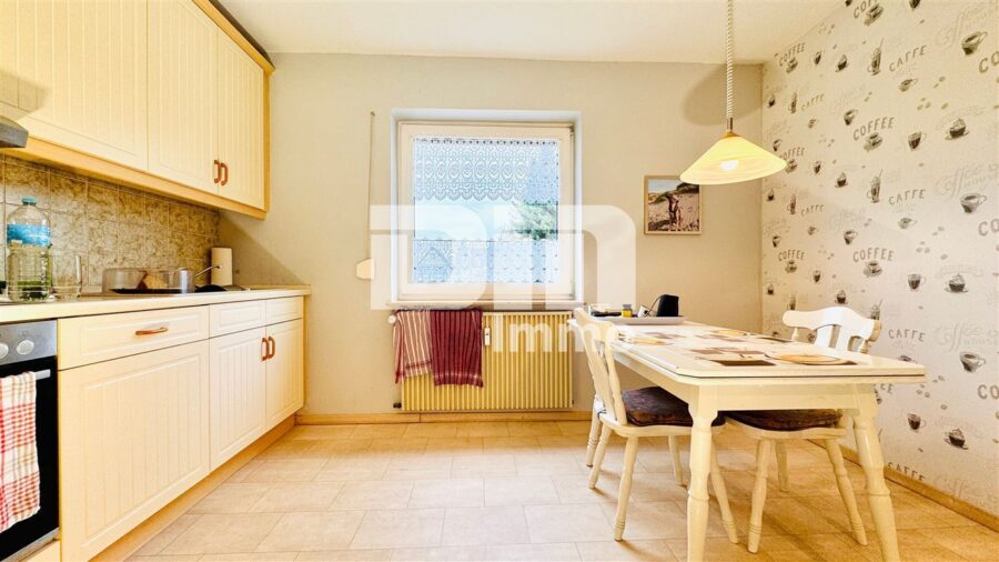 Solides Ein- bis Dreifamilienhaus + zwei Garagen mit großem Grundstück in Traumlage - OG Küche / Einbauküche